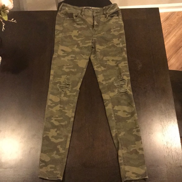 American Eagle Outfitters Denim - ✨HP✨ American Eagle camo ripped stretchy jeggings